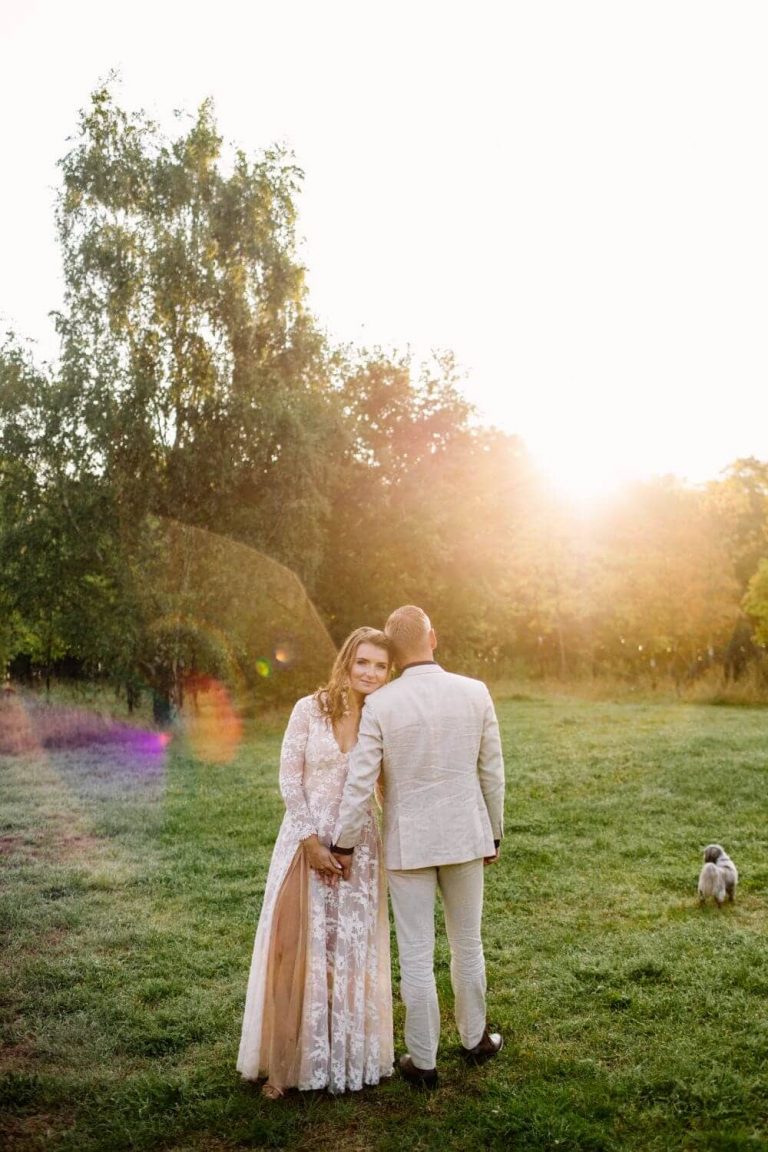 Suknia ślubna w stylu boho zmieniona Barcelona 19 - góra sukni z długimi rękawami i dekoltem v uszyta cała z tej samej koronki.