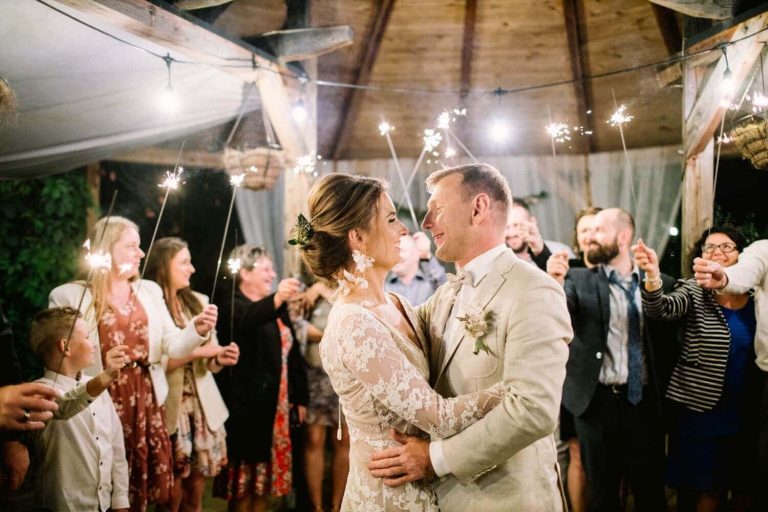 Suknia ślubna w stylu boho zmieniona Barcelona 19 - góra sukni z długimi rękawami i dekoltem v uszyta cała z tej samej koronki.