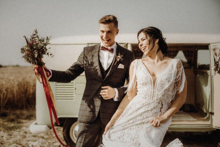 Suknia ślubna w stylu boho Santorini 1 z dodatkowymi frędzlami na ramionach i plecach.