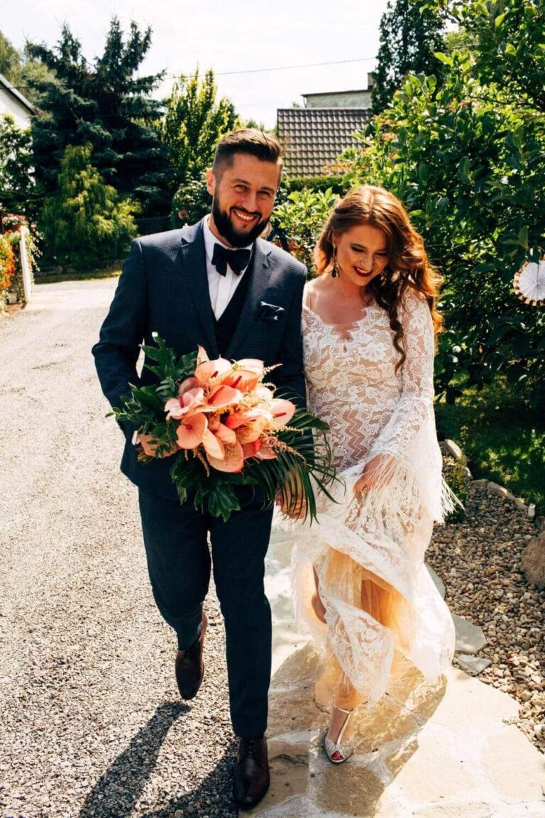 Suknia ślubna w stylu boho Porto 44 z dodatkowym cielistym tiulem pod koronką.