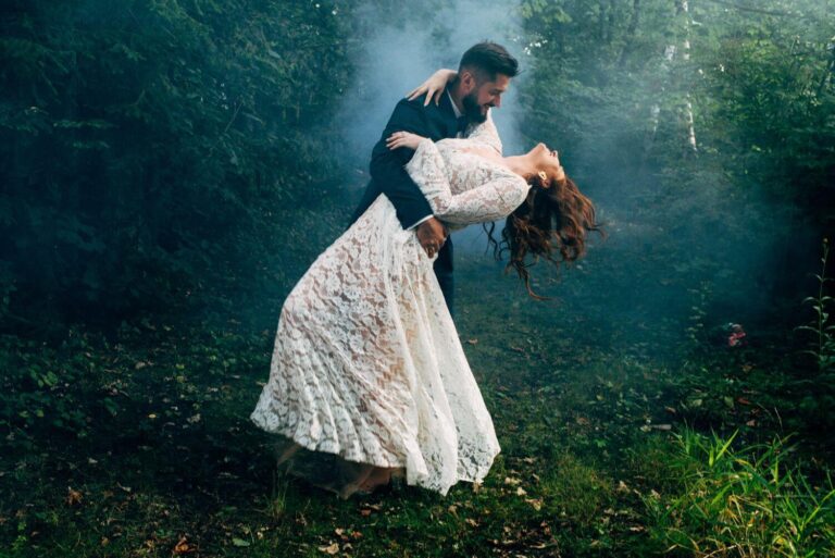 Suknia ślubna w stylu boho Porto 44 z dodatkowym cielistym tiulem pod koronką.