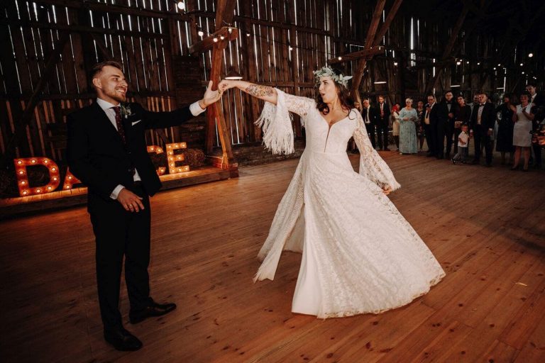 Suknia ślubna w stylu boho Porto 51, ale z dekoltem Porto 48.