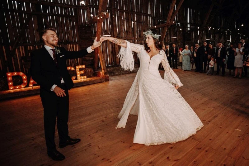 Suknia ślubna w stylu boho Porto 51, ale z dekoltem Porto 48.