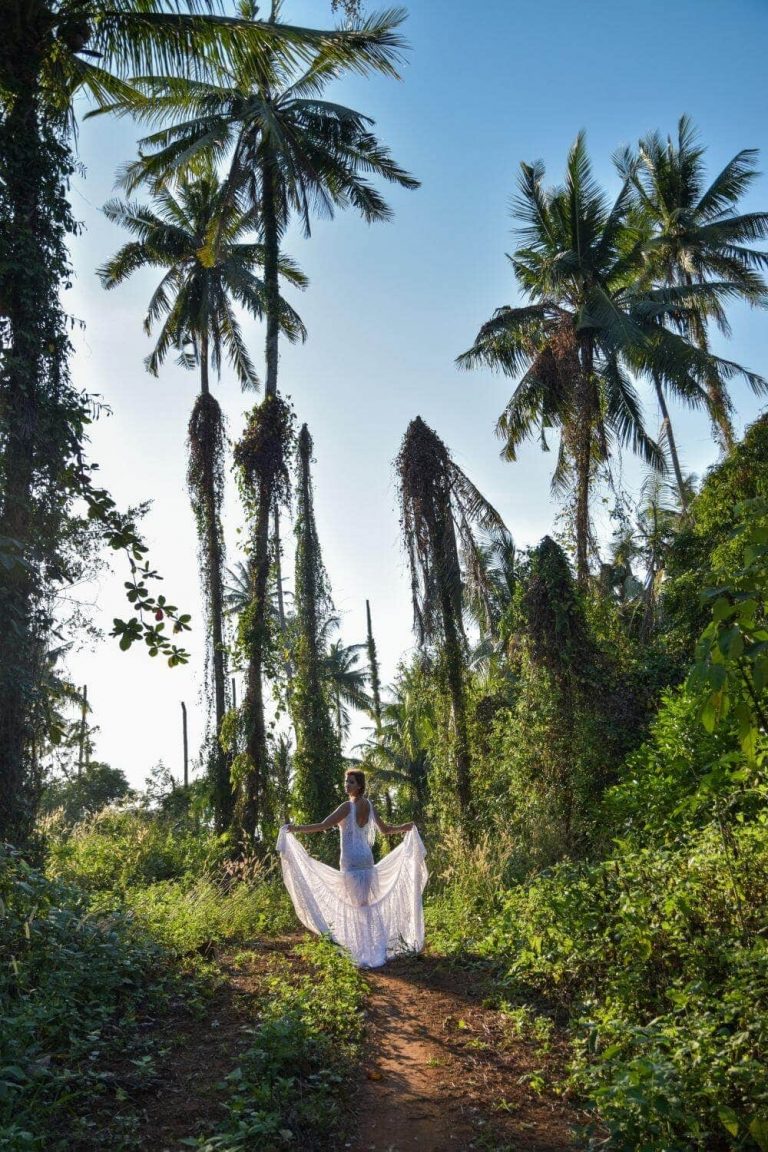 Suknia ślubna w stylu boho Santorini 5, ale góra sukni została nieco zwężona, by podkreślić biodra, za to dół został wzbogacony o tren.