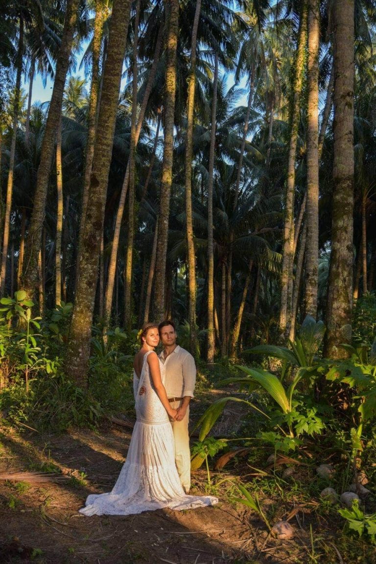 Suknia ślubna w stylu boho Santorini 5, ale góra sukni została nieco zwężona, by podkreślić biodra, za to dół został wzbogacony o tren.