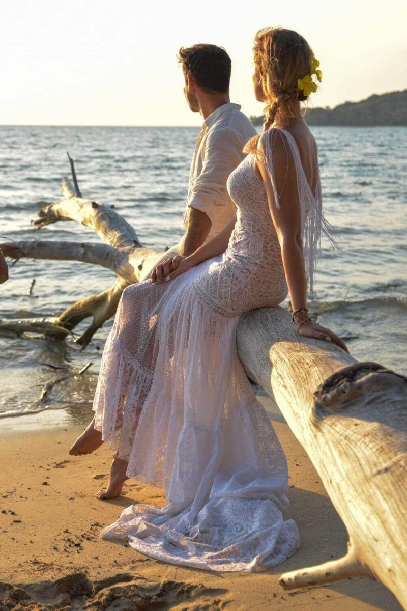 Suknia ślubna w stylu boho Santorini 5, ale góra sukni została nieco zwężona, by podkreślić biodra, za to dół został wzbogacony o tren.