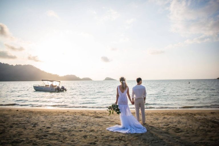 Suknia ślubna w stylu boho Santorini 5, ale góra sukni została nieco zwężona, by podkreślić biodra, za to dół został wzbogacony o tren.