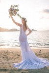 Suknia ślubna w stylu boho Santorini 5, ale góra sukni została nieco zwężona, by podkreślić biodra, za to dół został wzbogacony o tren.