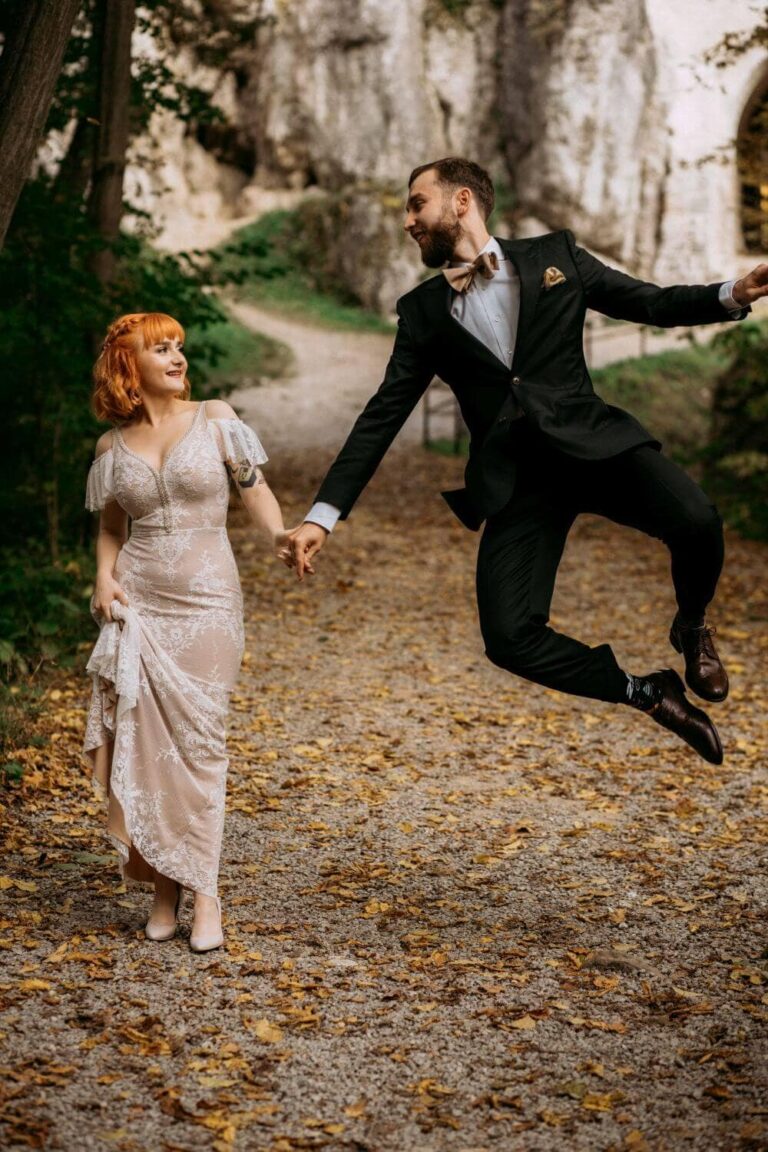 Suknia ślubna w stylu boho Porto 42 z dodatkowo wiszącym rękawkiem i perełkami przy dekolcie zamiast bawełnianych tasiemek.