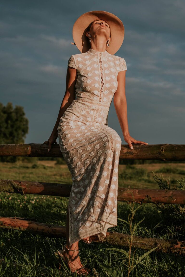 Suknia ślubna ze stójką