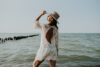 Krótka sukienka ślubna boho z odkrytymi plecami i beżową koronką