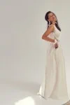 Suknia ślubna zero waste z oryginalnym dekoltem na plecach