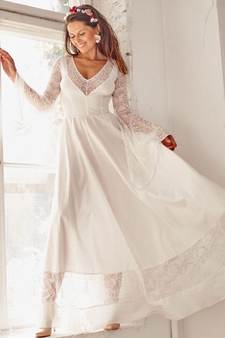 Bawełniana suknia ślubna z rękawami w klimacie bajkowym