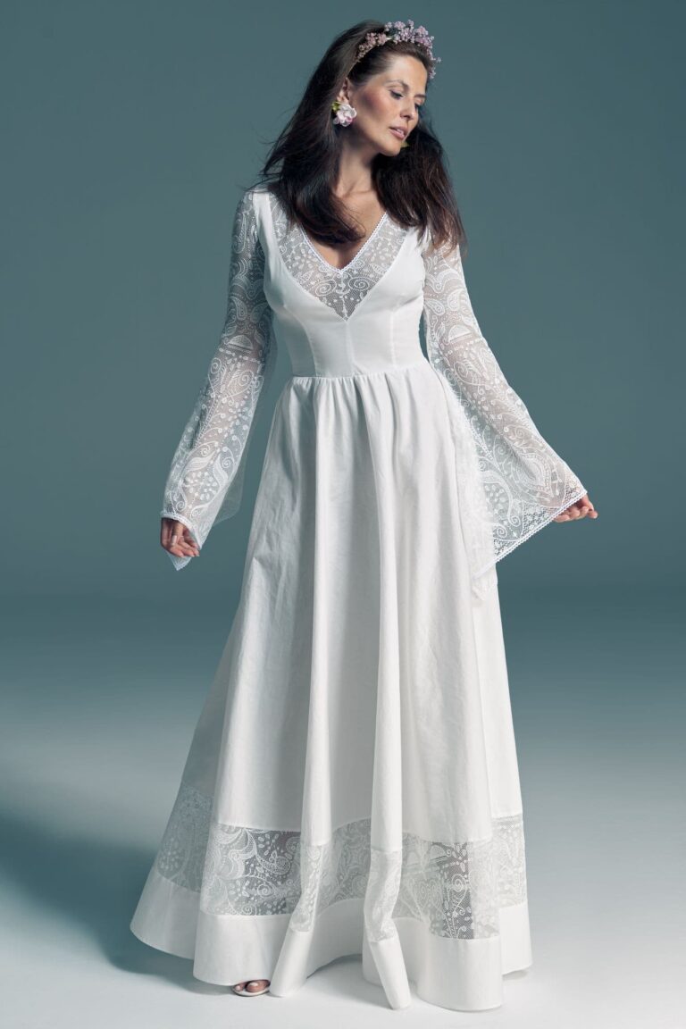 Bawełniana suknia ślubna z rękawami w klimacie bajkowym