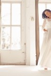 Gładka suknia ślubna z koronkowymi, bufiastymi rękawami