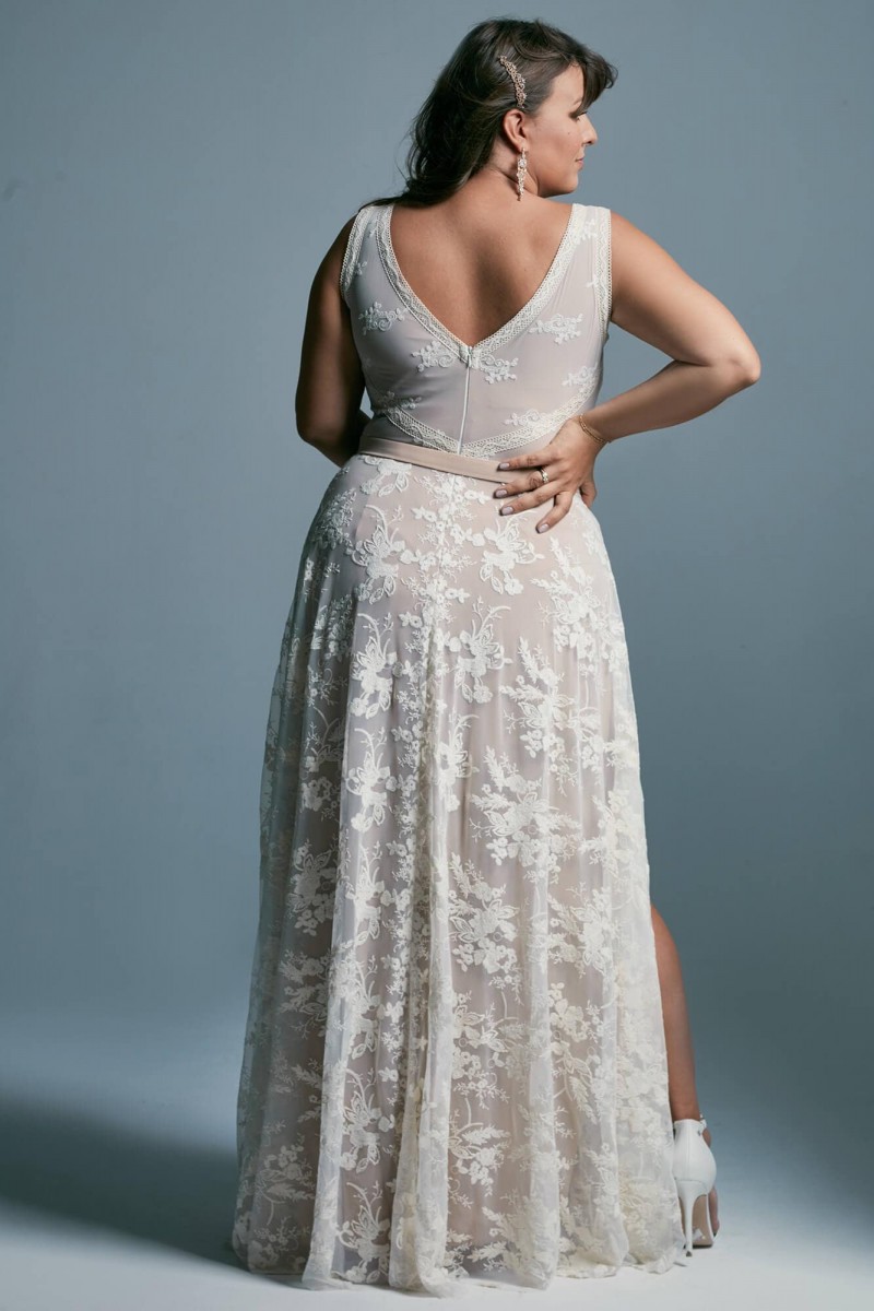 Suknia ślubna plus size - klasyczny krój