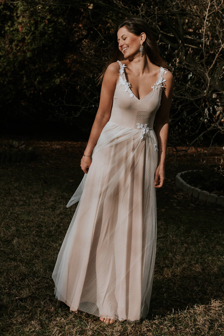 Suknia z dekoltem w serek i długim tiulowym dołem.