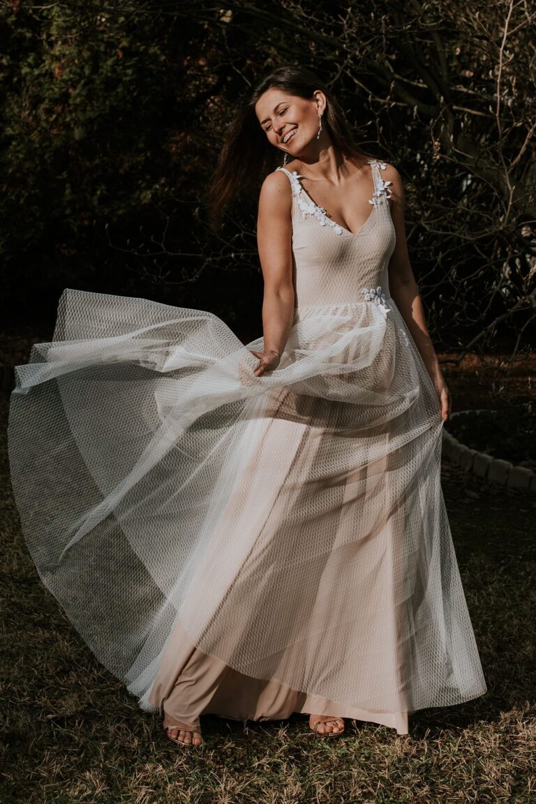 Suknia z długim tiulowym dołem i dekoltem w serek.