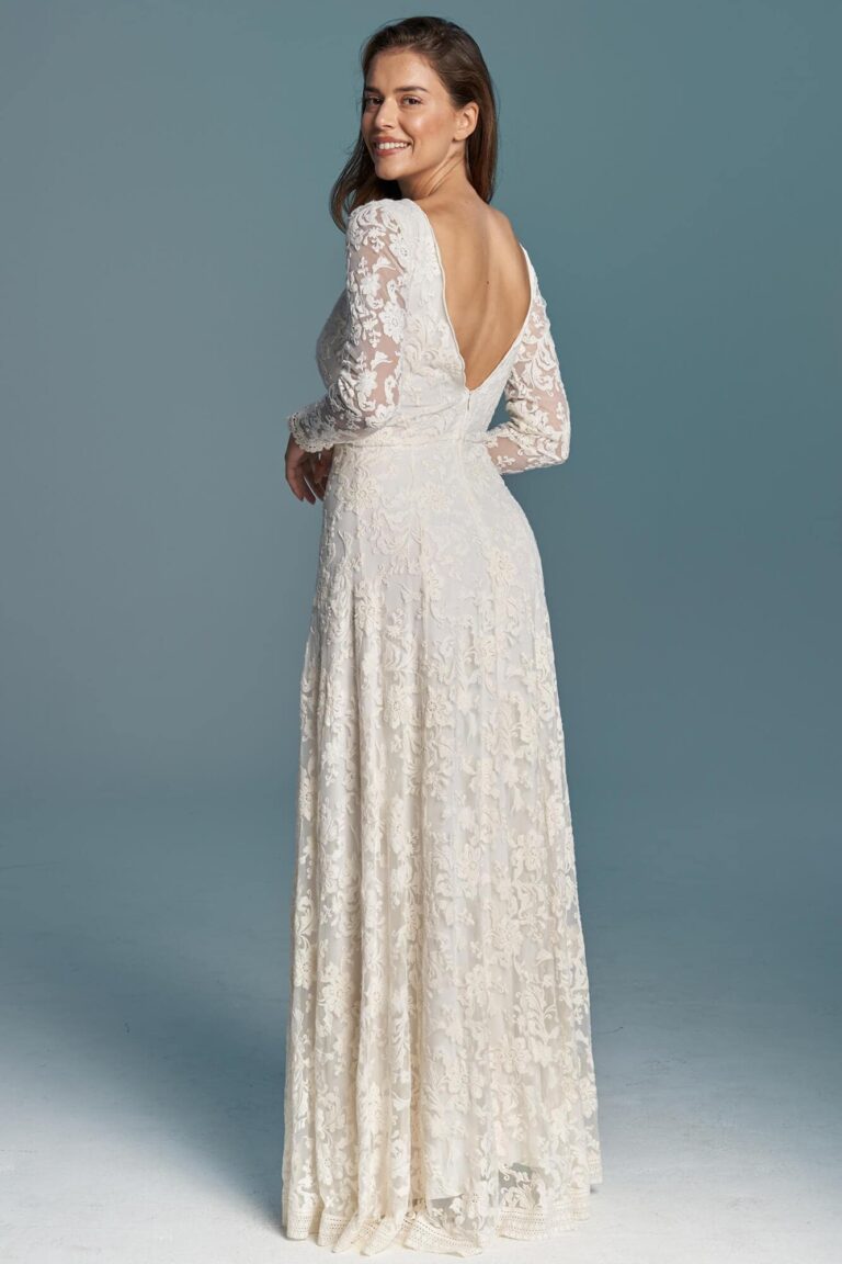 Suknia ślubna z długimi koronkowymi rękawami i odkrytymi plecami.