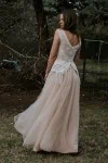 Suknia ślubna z beżowych bawełnianych koronek