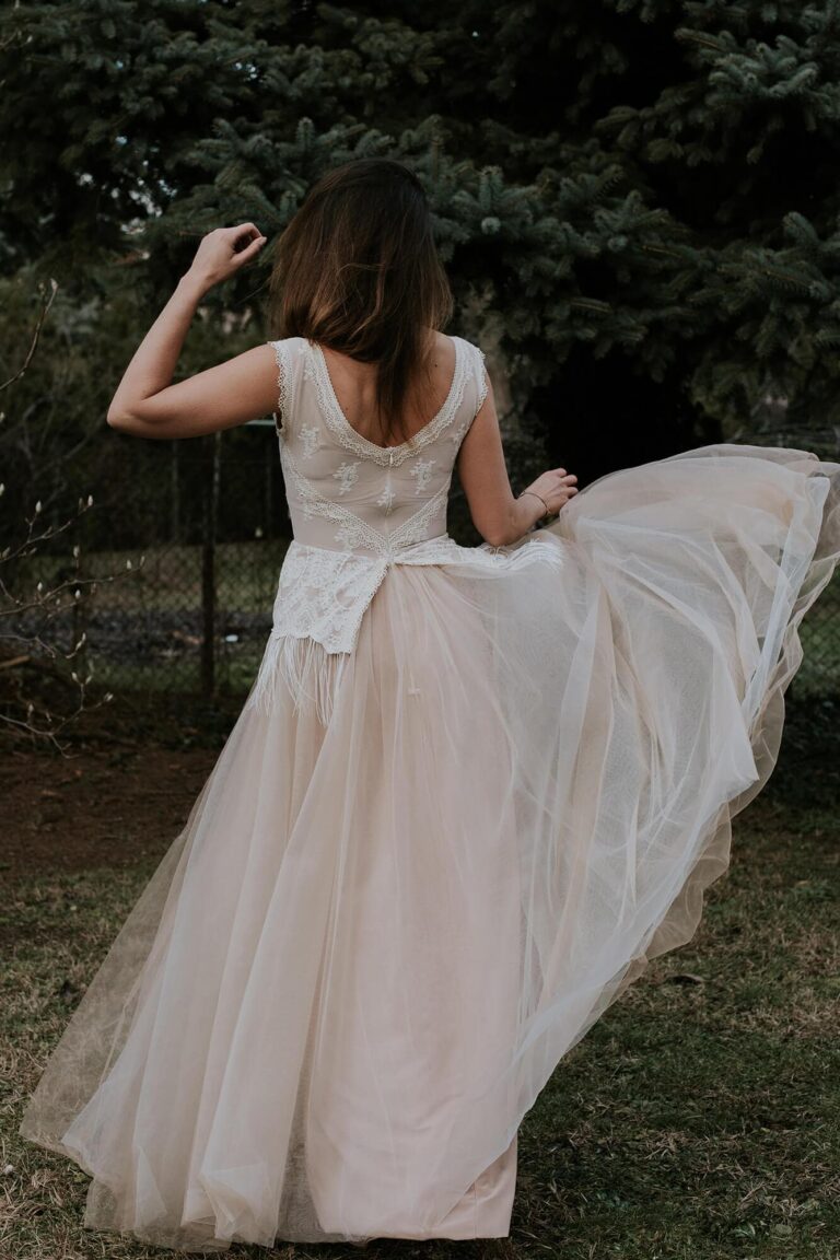 Suknia z odkrytymi plecami i rozkloszowanym tiulowym dołem.
