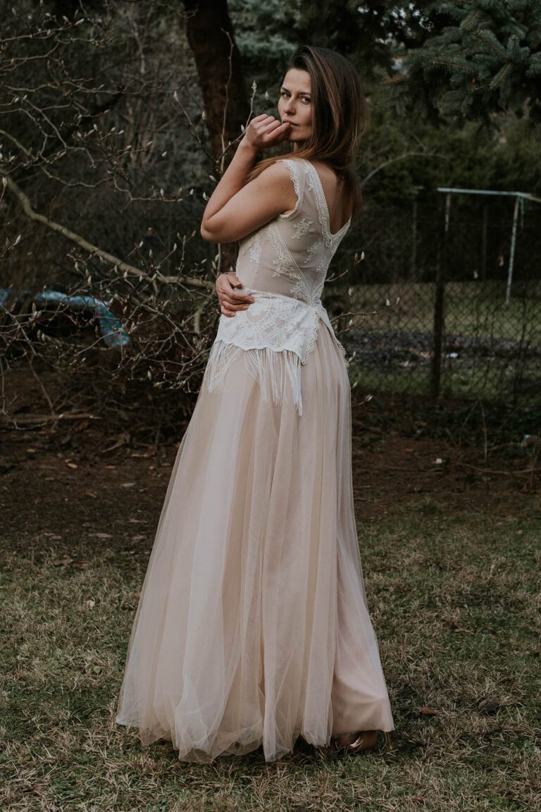 Suknia z odkrytymi plecami i długim tiulowym dołem.