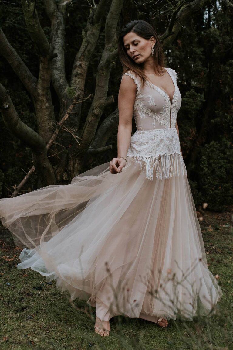 Suknia z długim tiulowym trenem i dekoltem w kształcie litery V.