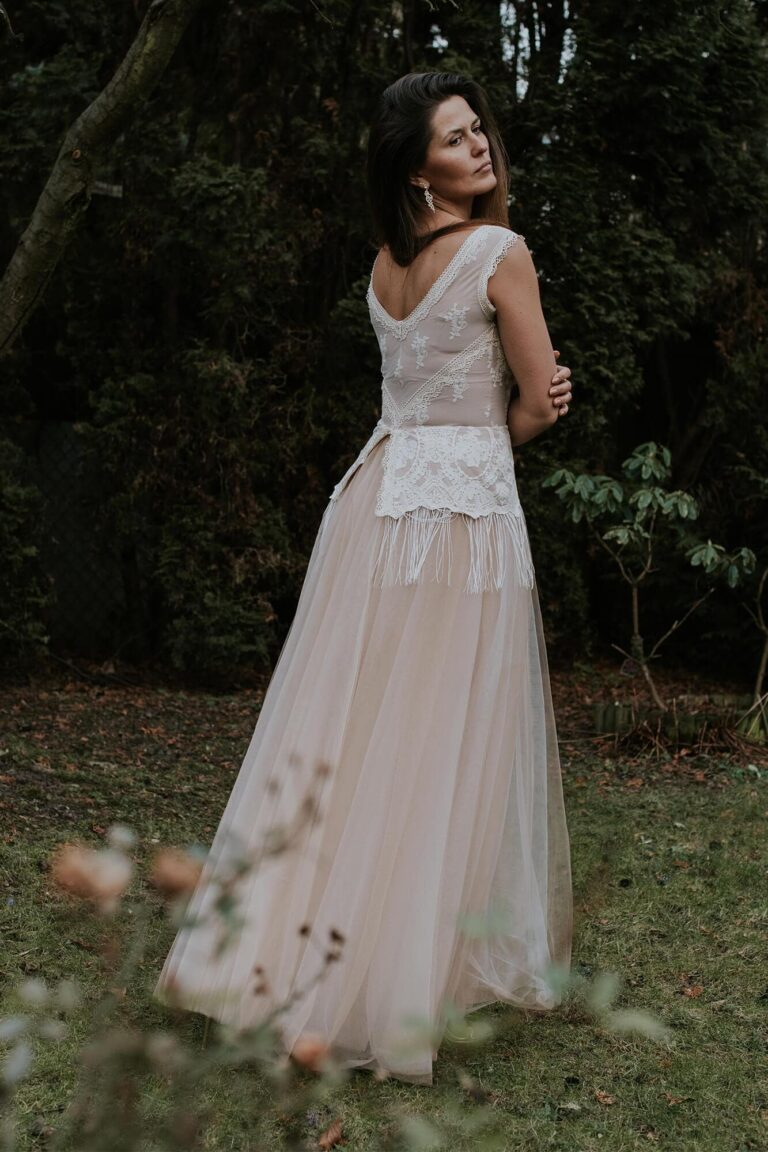 Suknia z odkrytymi plecami i długim tiulowym dołem.