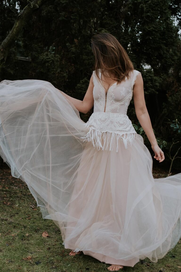 Suknia z dekoltem w serek i koronkowym pasem, z rozkloszowanym dołem z tiulu.