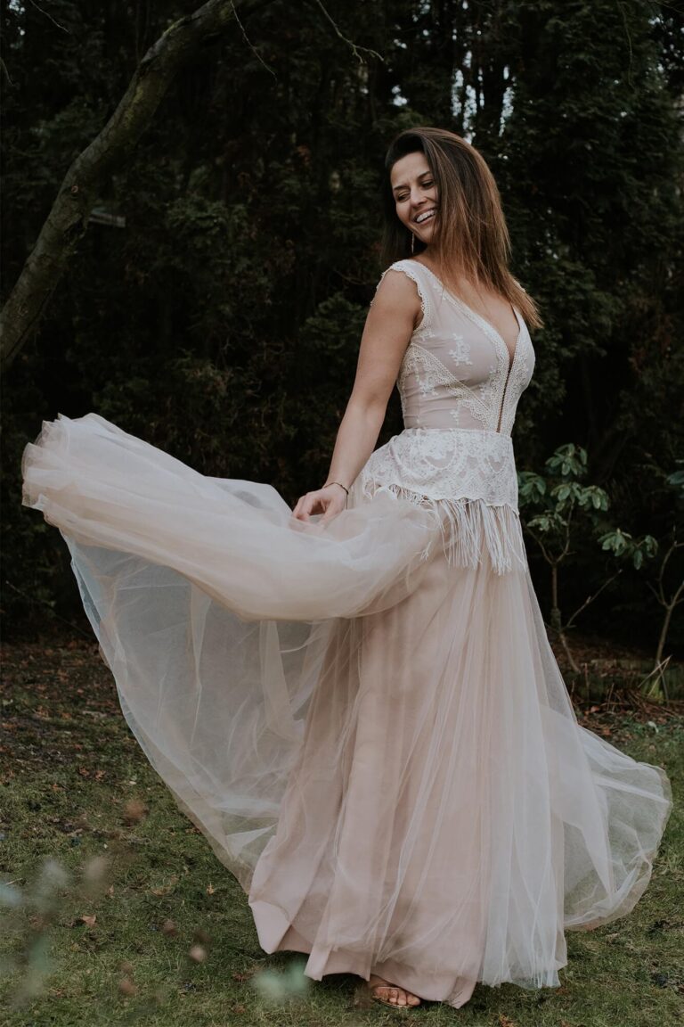 Suknia z odkrytymi plecami i długim tiulowym trenem.