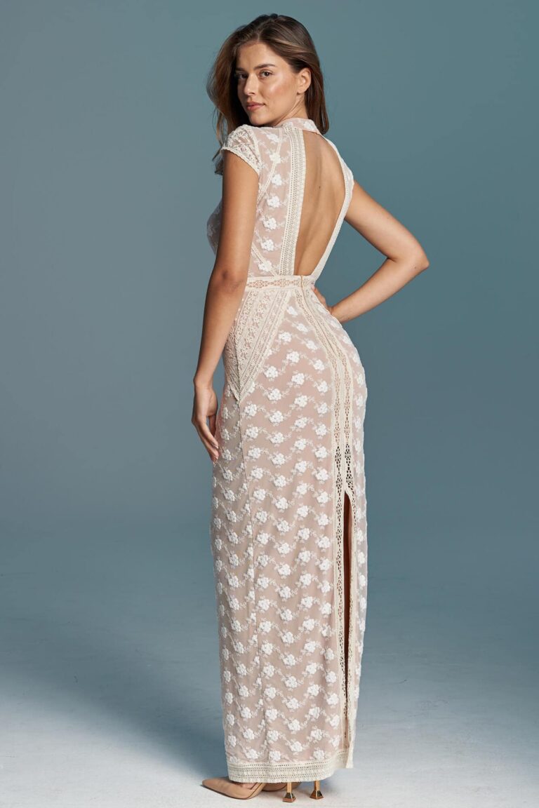 Suknia ślubna ze stójką