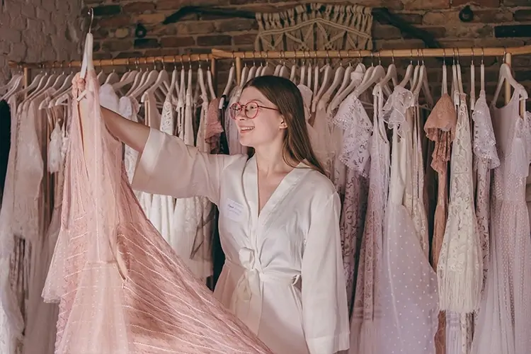 mierzenie różowej sukni śłubnej w salonie sukien ślubnych