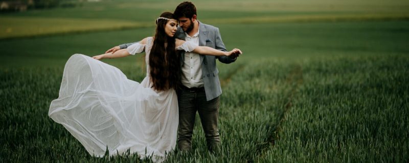 para młoda na polu suknia ślubna boho