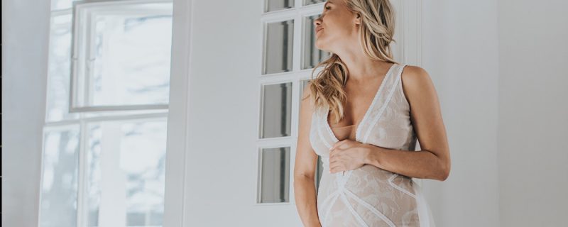 anna skura w ciążowej sukni ślubnej boho