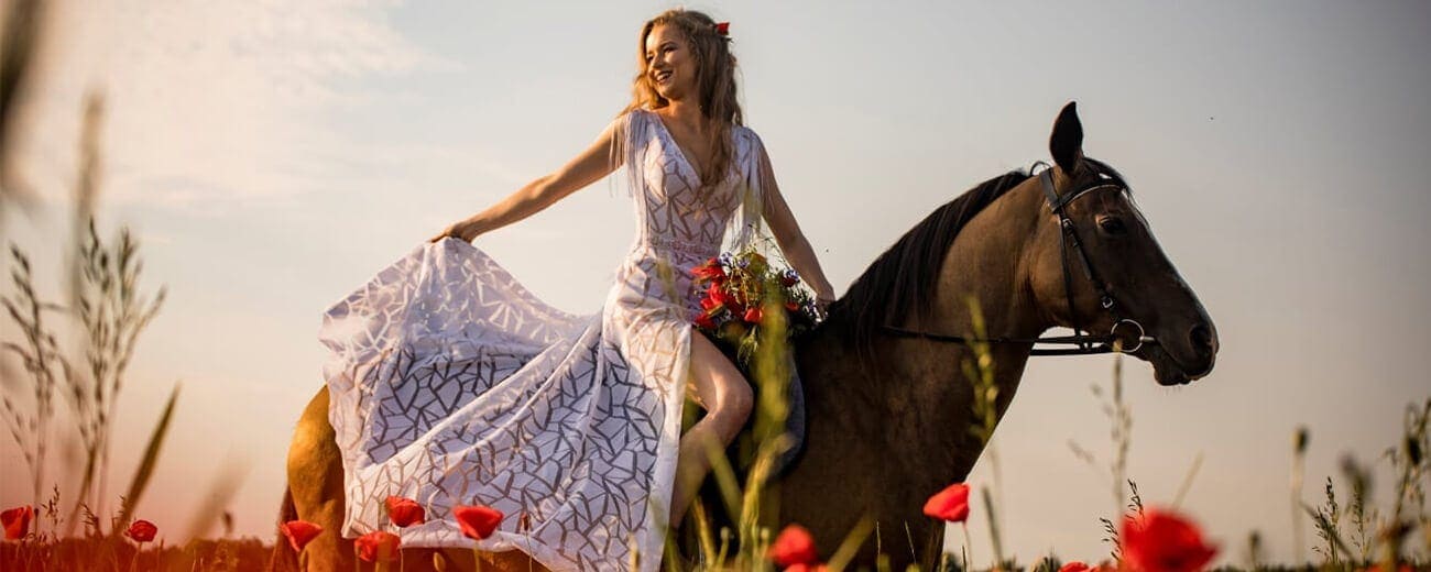 suknia ślubna boho na koniu