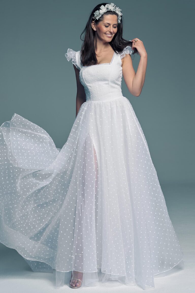 Suknia ślubna z dekoltem karo dla zachowawczej panny młodej