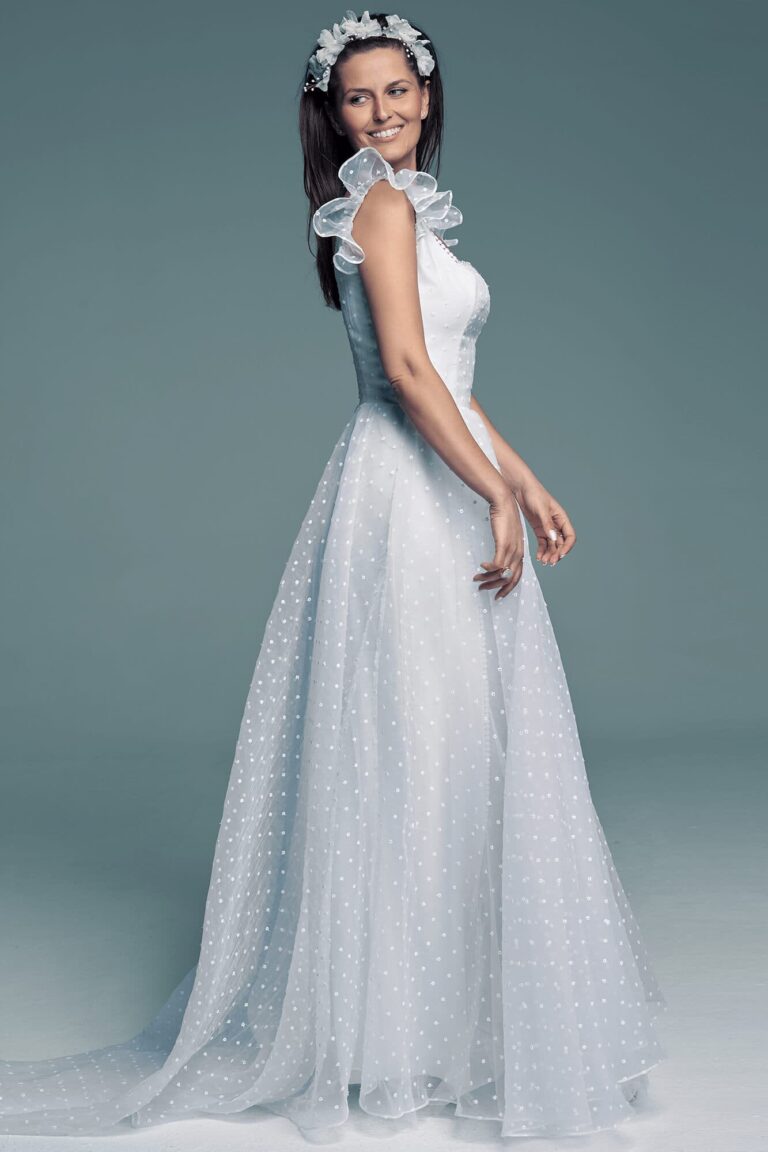 Suknia ślubna z dekoltem karo dla zachowawczej panny młodej