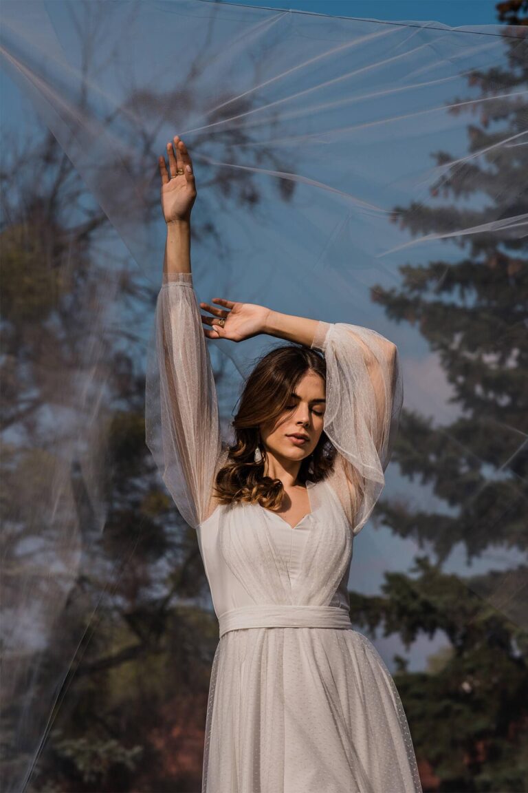 Prosta i gładka suknia ślubna z szyfonu z delikatnym tiulem