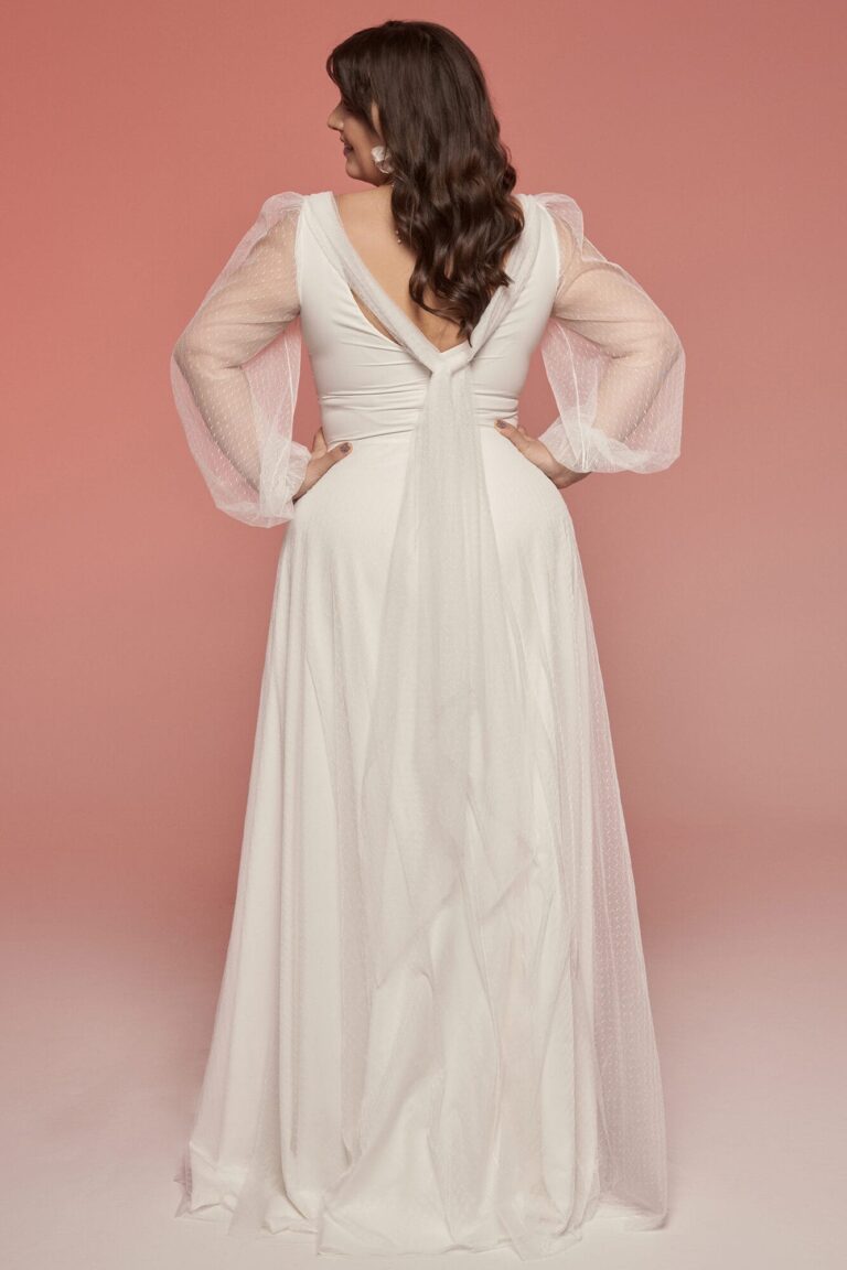 Suknia z odkrytymi plecami i długimi rękawami z tiulu.