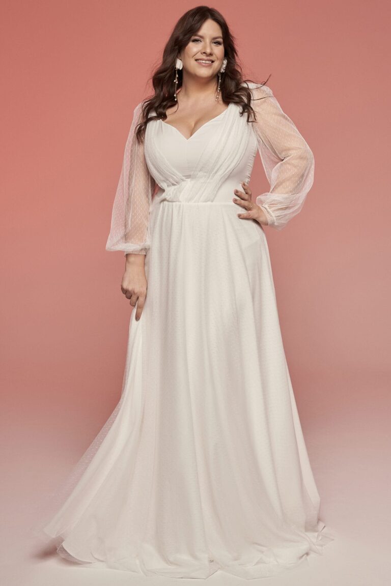 Suknia ślubna z długimi rękawami i dekoltem w kształcie litery V.