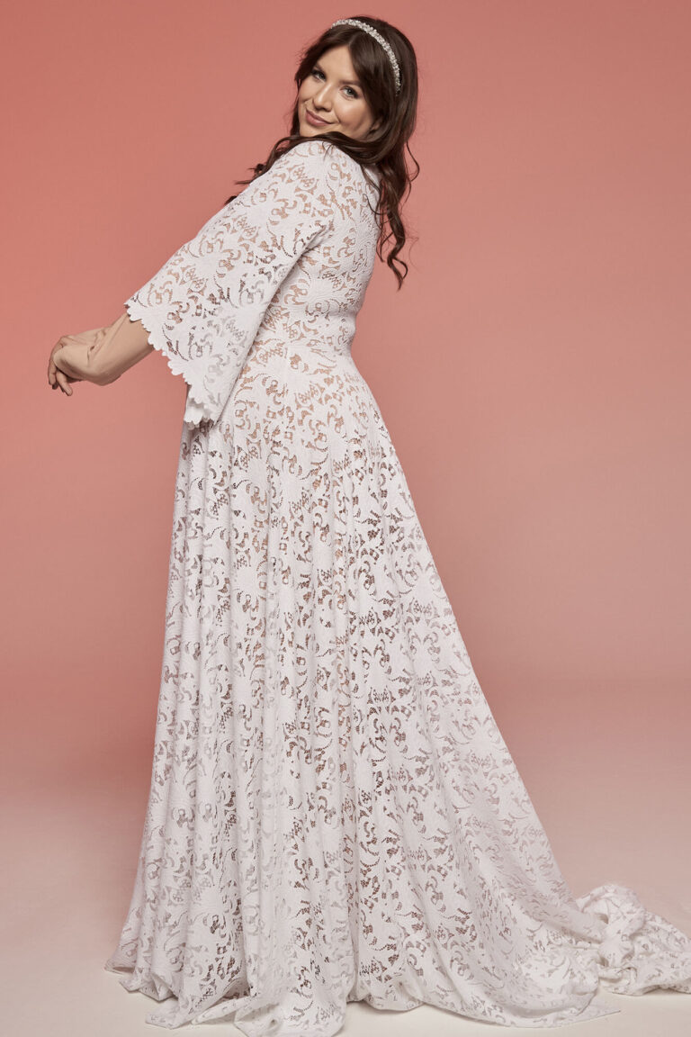 Suknia ślubna z długimi rękawami i trenem, widziana z tyłu.