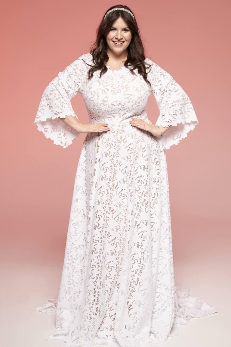 Suknia ślubna z długimi koronkowymi rękawami i dekoltem w kształcie litery V.