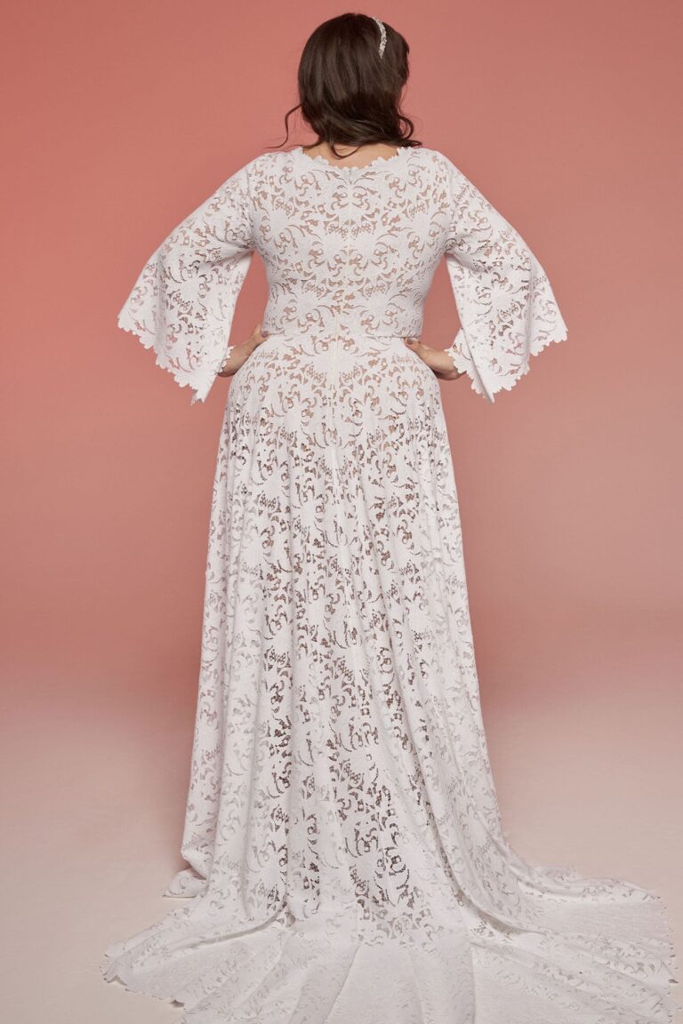 Suknia ślubna z długimi rękawami i koronkowym trenem widziana z tyłu.