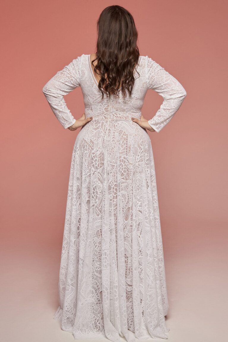 Suknia z długimi rękawami i koronkowym tyłem.