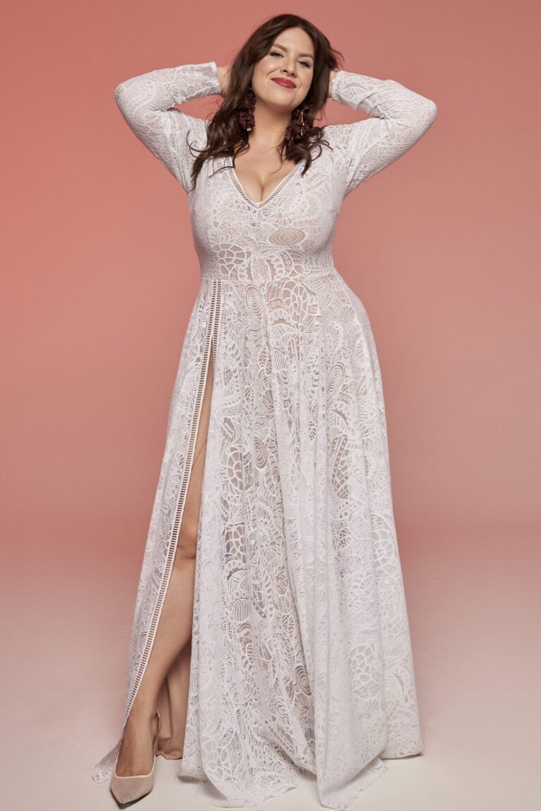 Suknia ślubna z długimi koronkowymi rękawami i dekoltem w kształcie litery V.