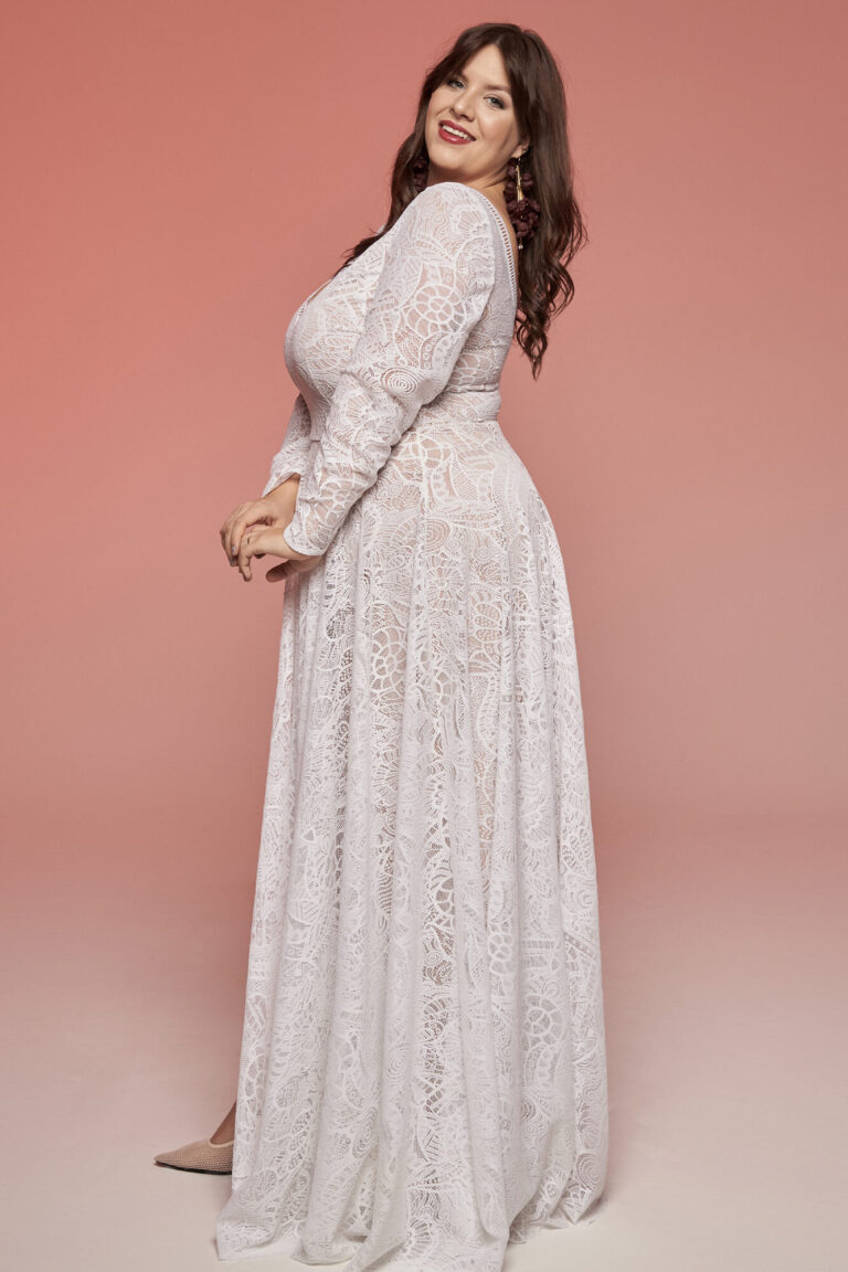 Suknia z długimi rękawami i rozkloszowanym dołem z koronki.