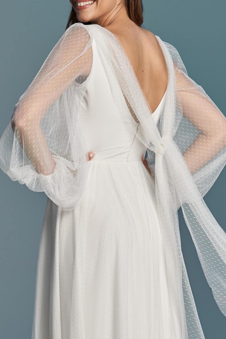 Prosta i gładka suknia ślubna z szyfonu z delikatnym tiulem