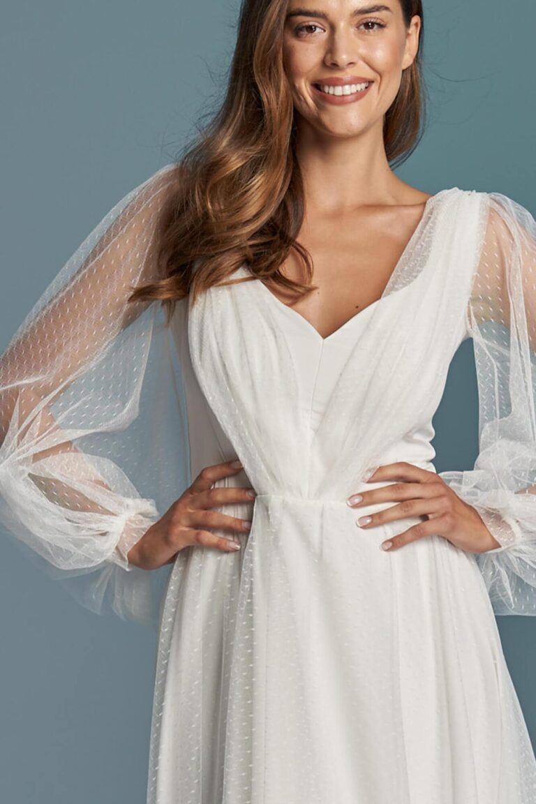 Prosta i gładka suknia ślubna z szyfonu z delikatnym tiulem