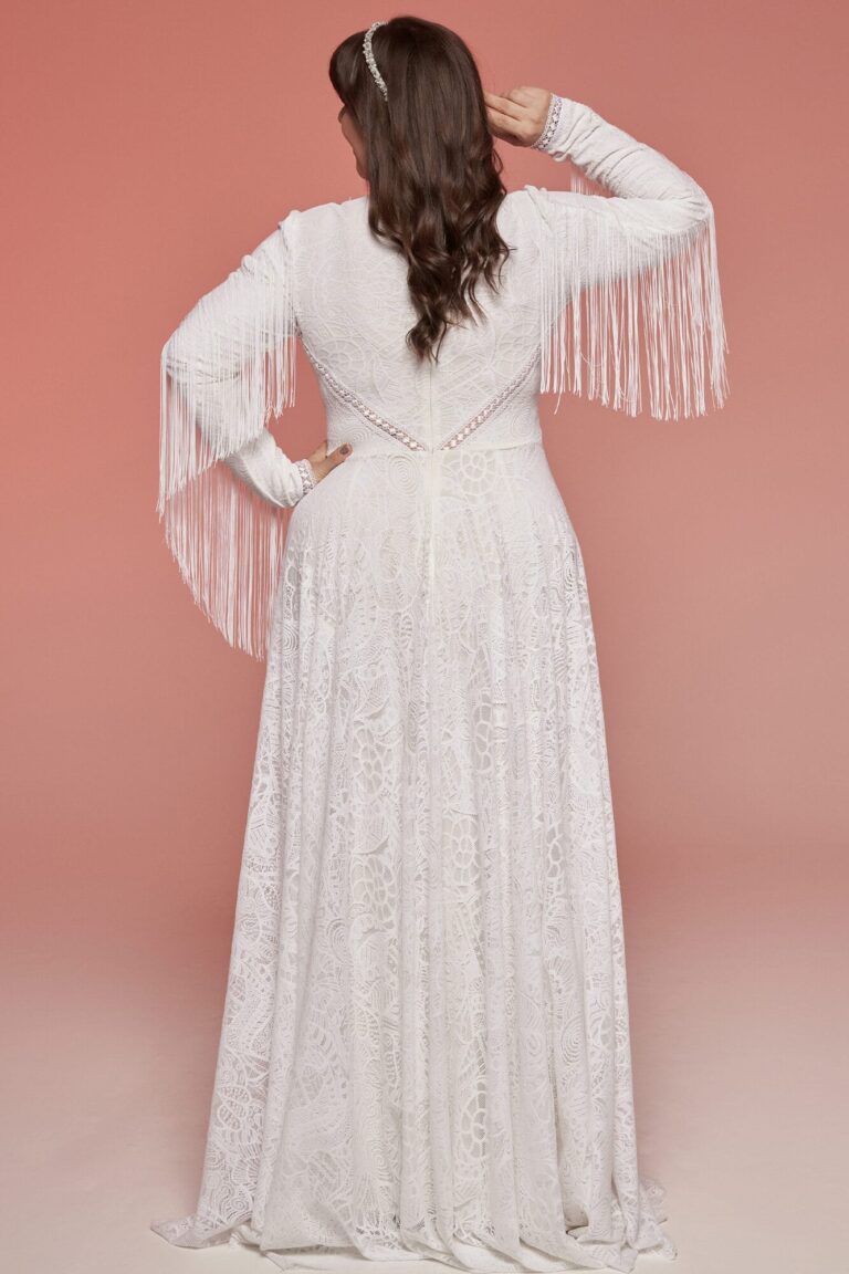 Suknia z długimi frędzlami na rękawach i odkrytymi plecami widziana z tyłu.