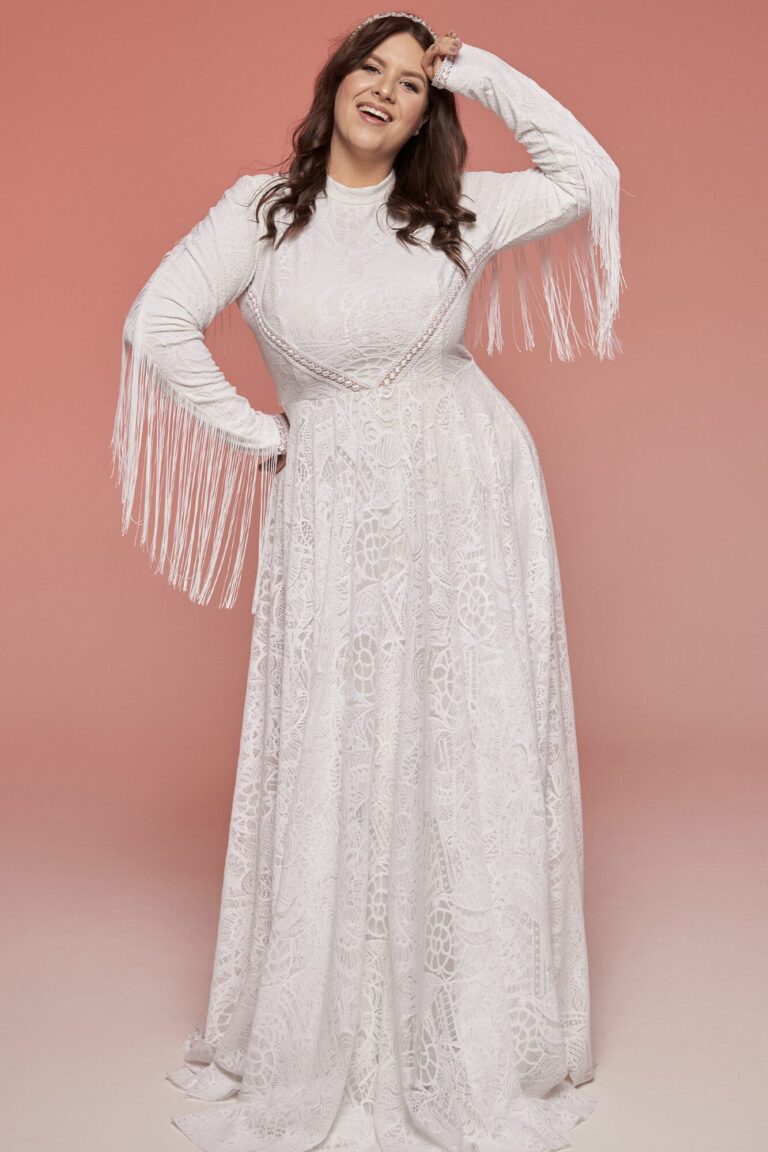 Suknia ślubna z długimi rękawami i koronkowym zdobieniem.